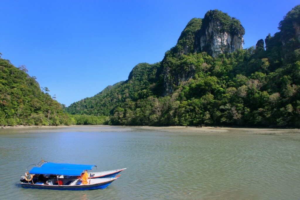 Lake of the Pregnant Maiden Dayang Bunting - Langkawi.com