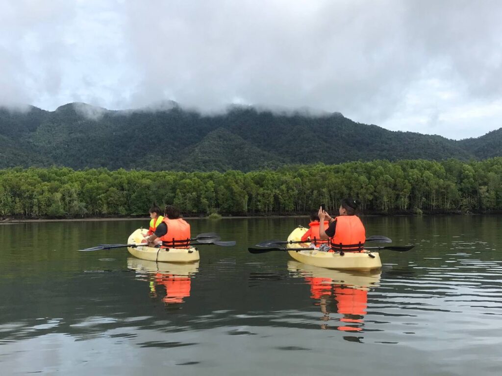 Kayak tour with two couples 