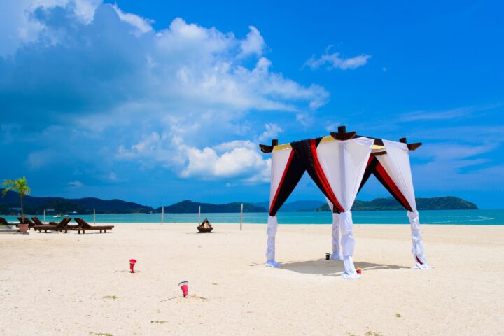 wedding arc for ceremony on the beach