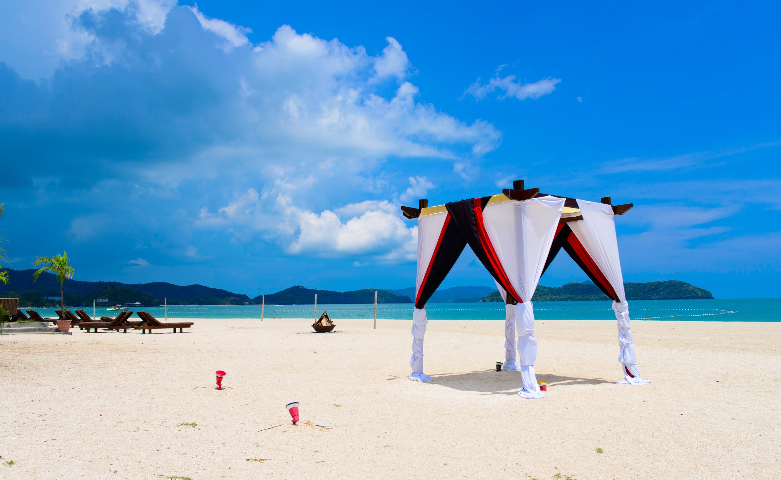 wedding arc for ceremony on the beach